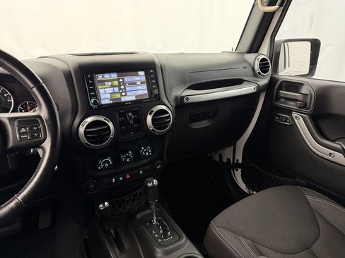 Used 2015 Jeep Wrangler Unlimited Rubicon w/ Connectivity Group AWD/4WD image 14