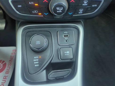 Used 2019 Jeep Compass Latitude w/ Popular Equipment Group AWD/4WD image 24