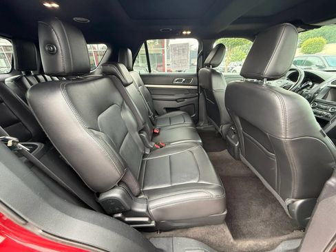 Used 2018 Ford Explorer XLT w/ Equipment Group 202A AWD/4WD image 20