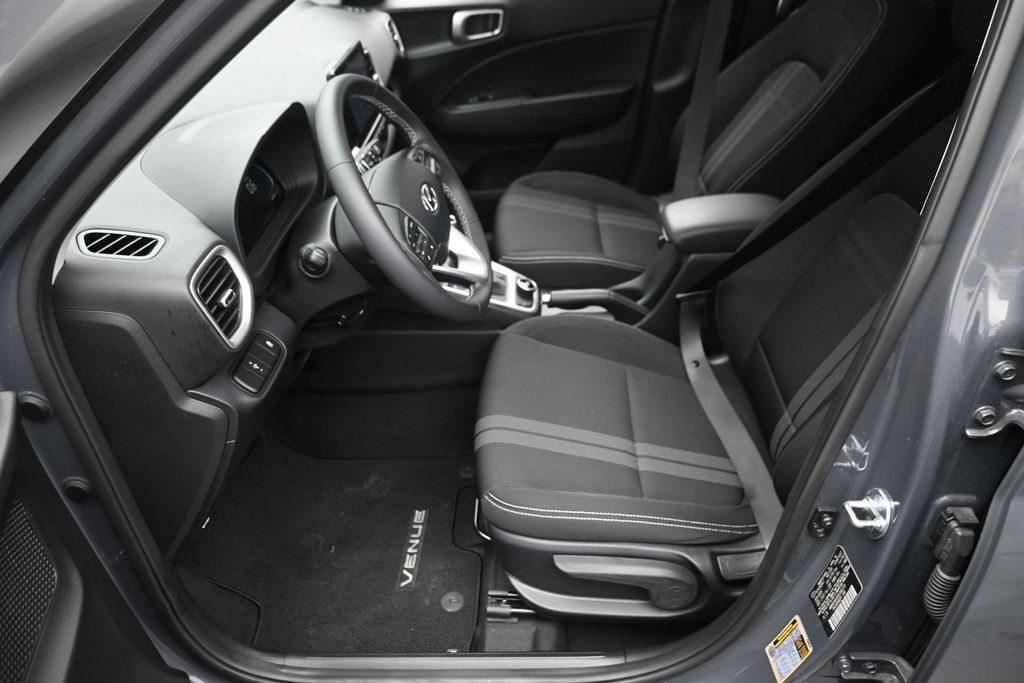 Used 2025 Hyundai Venue SEL FWD image 16