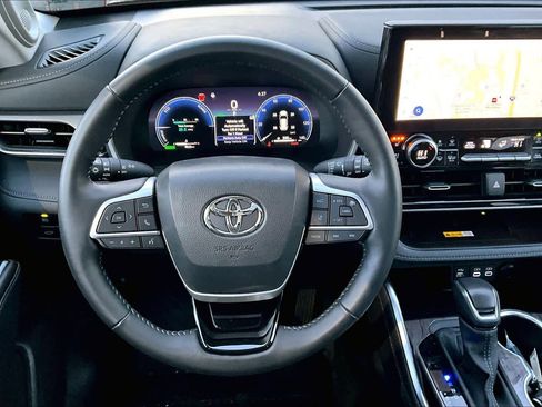 Certified 2025 Toyota Highlander Limited image 5