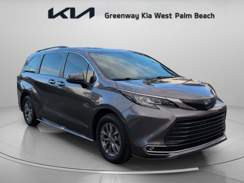 Used 2023 Toyota Sienna XLE image 1