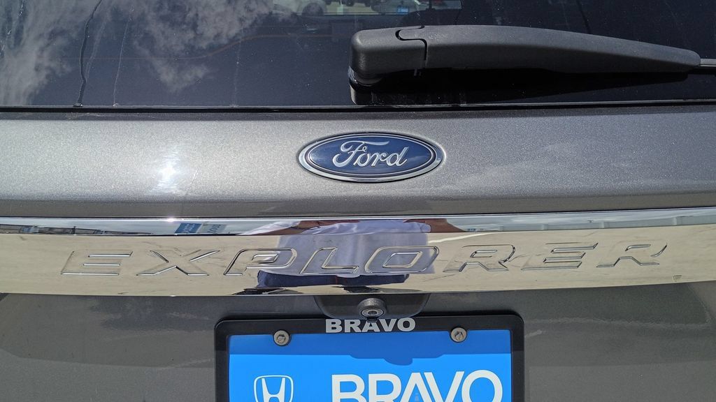 Used 2021 Ford Explorer Limited w/ Equipment Group 301A RWD image 12