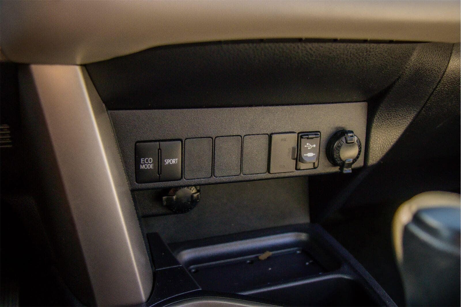 Used 2018 Toyota RAV4 XLE FWD image 17