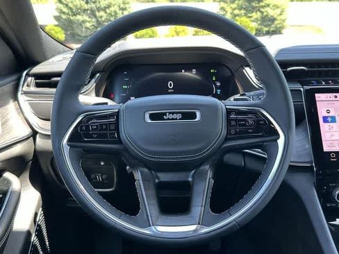 Used 2023 Jeep Grand Cherokee Overland AWD/4WD image 8