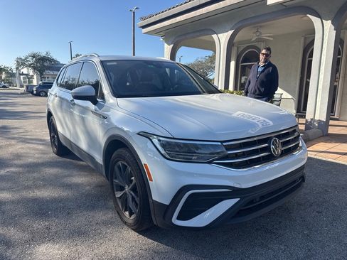 Used 2024 Volkswagen Tiguan SE w/ Panoramic Sunroof Package image 2