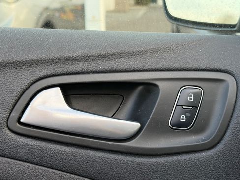 Used 2017 Ford Escape SE w/ Equipment Group 201A FWD image 8