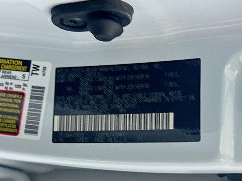 Used 2024 Toyota Highlander XLE image 12