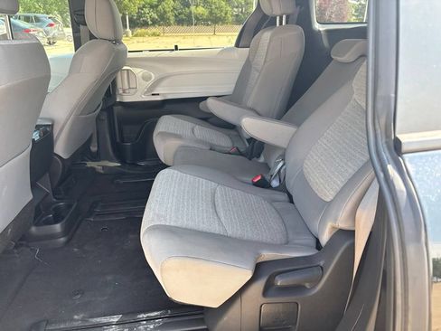 Used 2025 Toyota Sienna LE FWD image 19