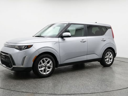 Used 2025 Kia Soul LX w/ LX Technology Package FWD image 3