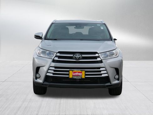 Used 2017 Toyota Highlander XLE w/ Carpet Mat Package AWD/4WD image 2