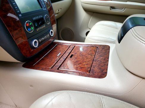 Used 2007 Chevrolet Suburban LTZ w/ LTZ Preferred Equipment Group image 22