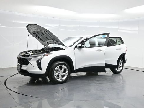 Used 2024 Chevrolet Trax LS w/ LS Convenience Package FWD image 34