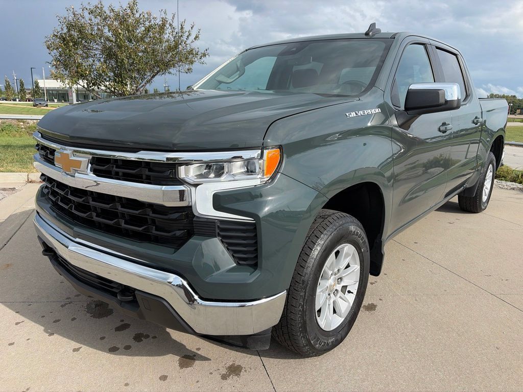 Used 2025 Chevrolet Silverado 1500 LT AWD/4WD image 4