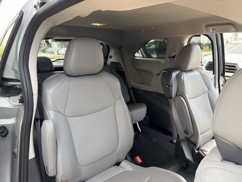 Used 2024 Toyota Sienna XLE FWD image 43
