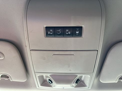 Used 2016 Chrysler Town & Country Touring FWD image 25