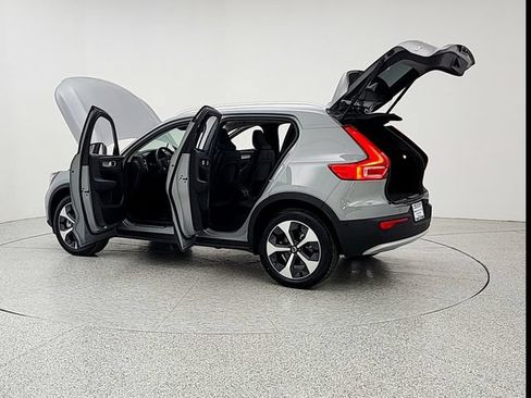Certified 2025 Volvo XC40 B5 Plus AWD/4WD image 12
