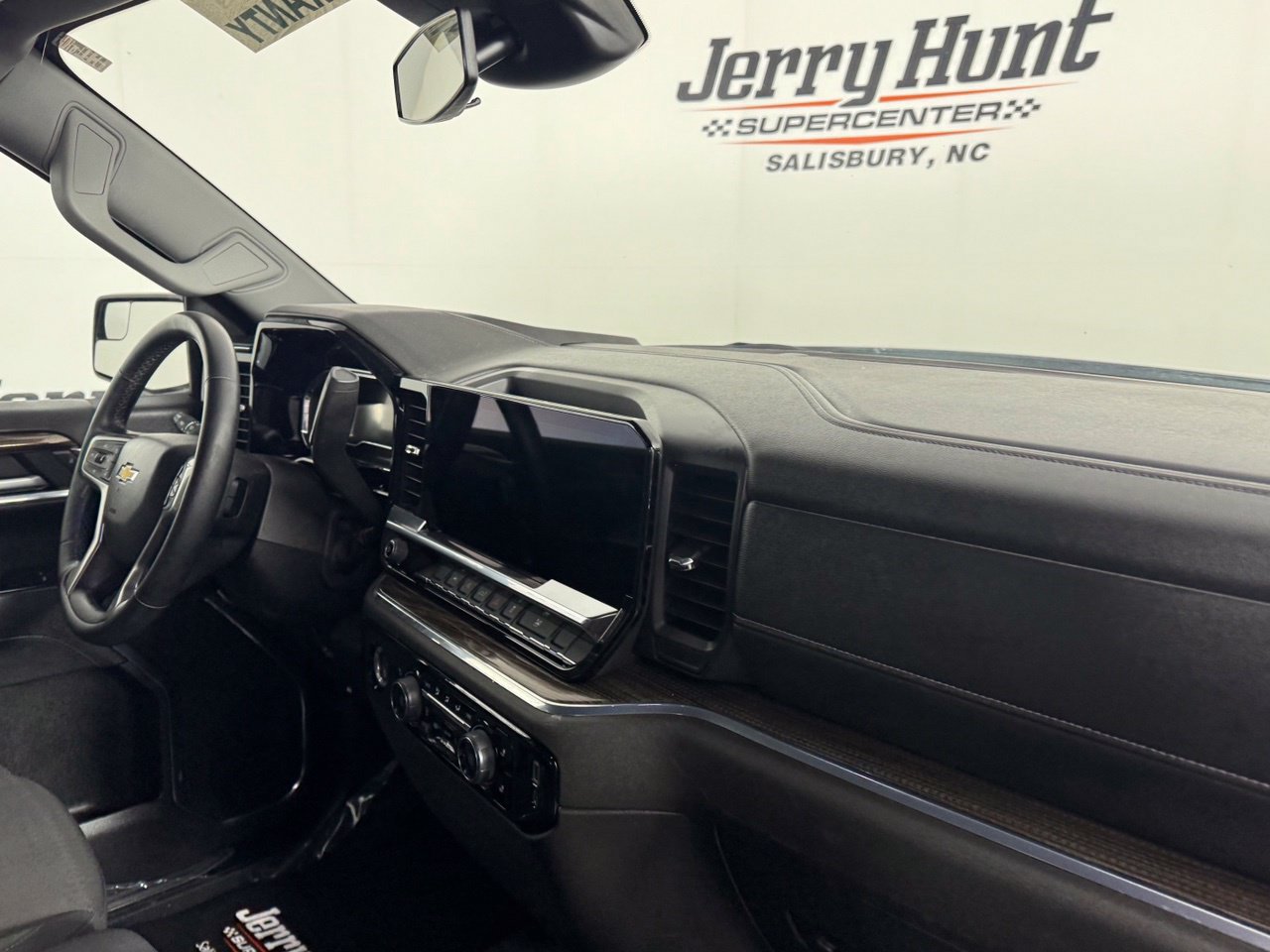 Used 2024 Chevrolet Silverado 1500 LT AWD/4WD image 34