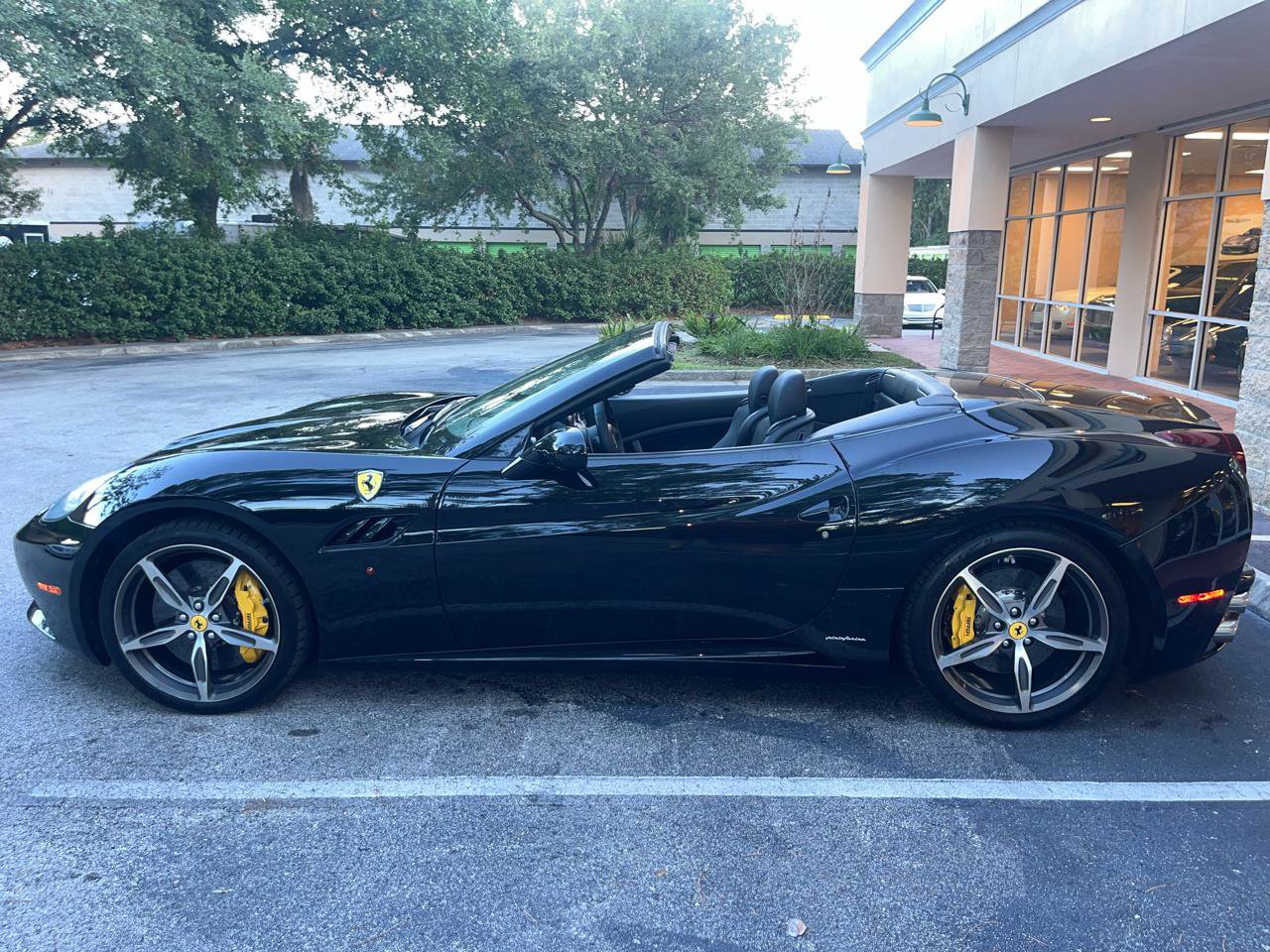 Used 2010 Ferrari California RWD image 10