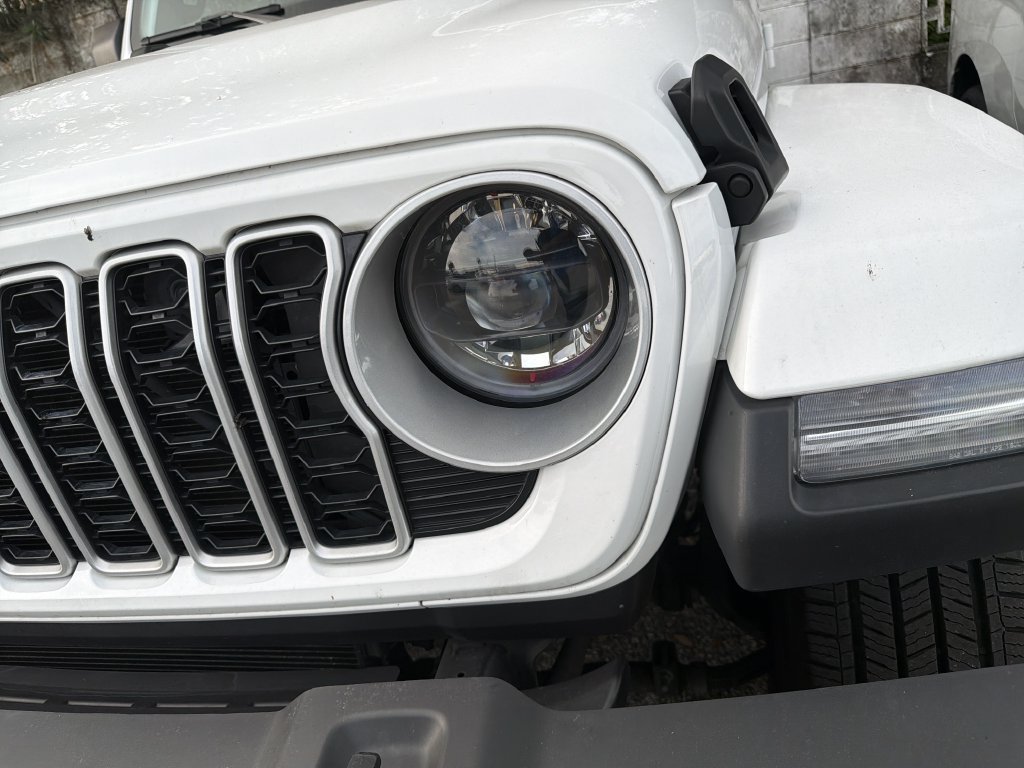 Used 2025 Jeep Wrangler Unlimited Sahara AWD/4WD image 9