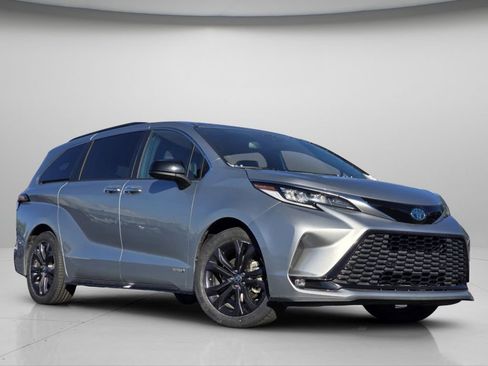 Used 2021 Toyota Sienna XSE FWD image 2