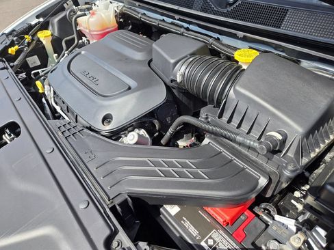 Used 2023 Chrysler Pacifica Touring-L FWD image 21
