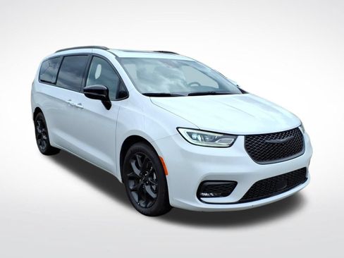 Used 2025 Chrysler Pacifica Limited FWD image 8
