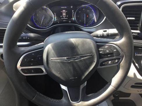 Used 2023 Chrysler Pacifica Touring-L FWD image 15
