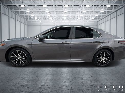 Used 2023 Toyota Camry SE image 2