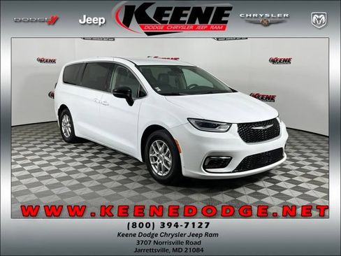 Used 2024 Chrysler Pacifica Touring-L FWD image 1
