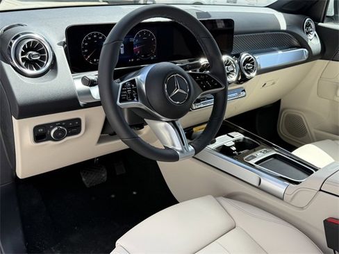 Used 2025 Mercedes-Benz GLB 250 4MATIC image 15