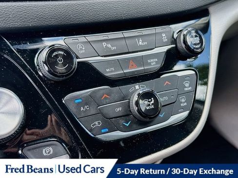 Used 2023 Chrysler Pacifica Touring-L FWD image 21