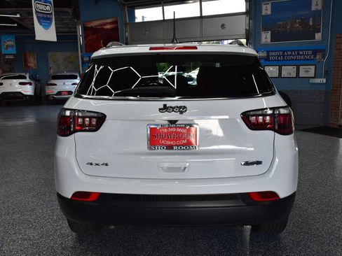 Used 2025 Jeep Compass Latitude w/ Sun & Sound Group AWD/4WD image 7