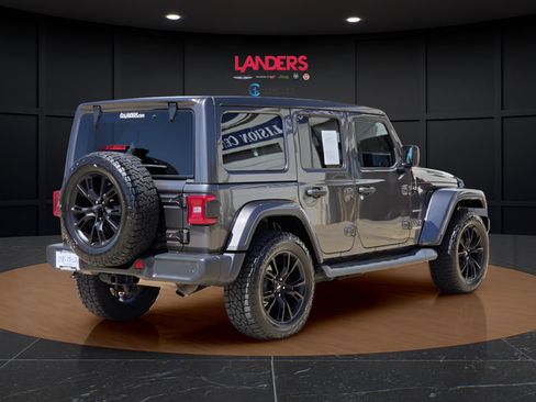 Used 2019 Jeep Wrangler Unlimited Sahara w/ Uconnect 4C Nav & Sound Group AWD/4WD image 4