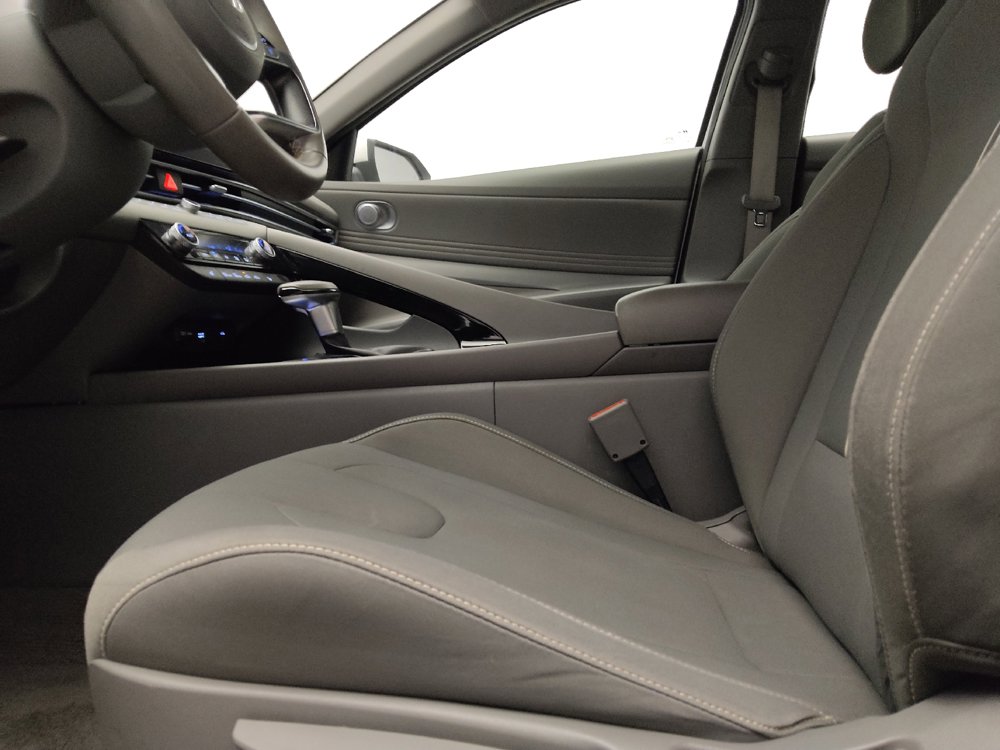 Used 2025 Hyundai Elantra SEL FWD image 17