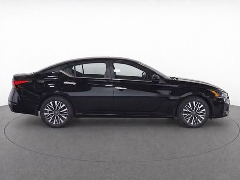 Used 2025 Nissan Altima 2.5 SV FWD image 8