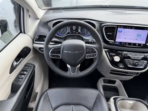 Used 2024 Chrysler Pacifica Touring-L image 13