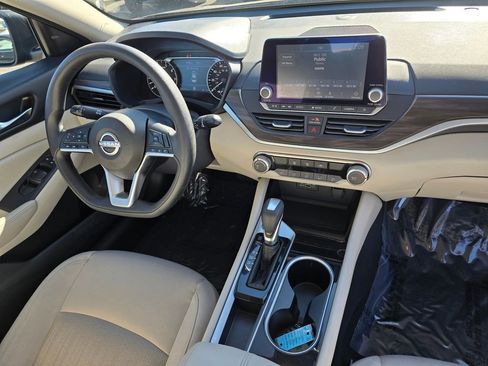Used 2024 Nissan Altima 2.5 SV image 11