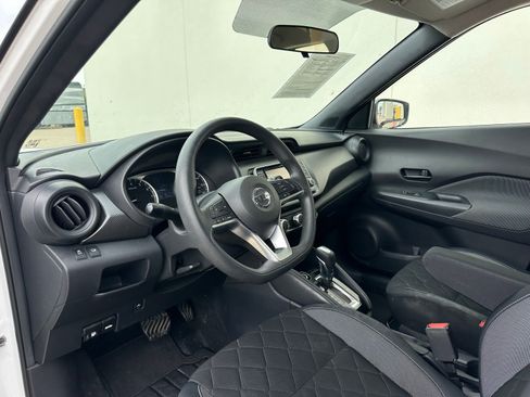 Used 2018 Nissan Kicks S image 9