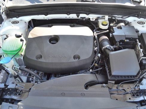 Used 2022 Volvo XC40 T5 R-Design w/ Climate Package image 40