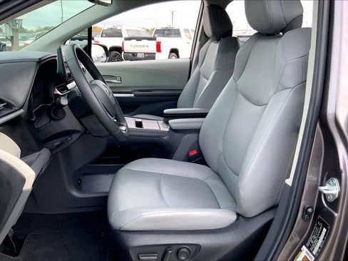 Used 2024 Toyota Sienna XLE image 7