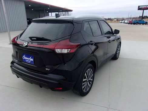 Used 2021 Nissan Kicks SV image 3