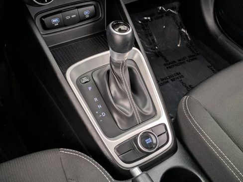 Used 2025 Hyundai Venue SEL FWD image 18