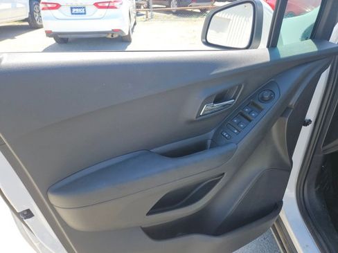 Used 2020 Chevrolet Trax LT FWD image 13