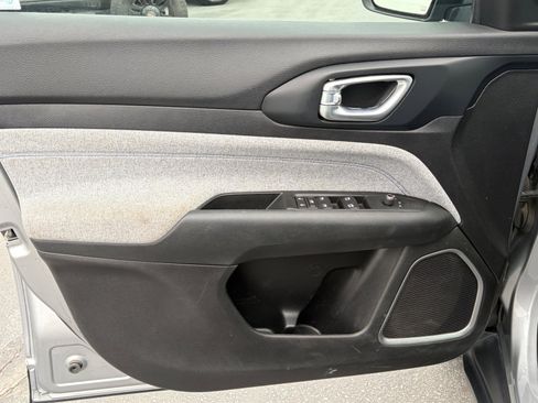 Used 2022 Jeep Compass Latitude image 14