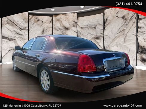 Used 2010 Lincoln Town Car Signature Limited image 5