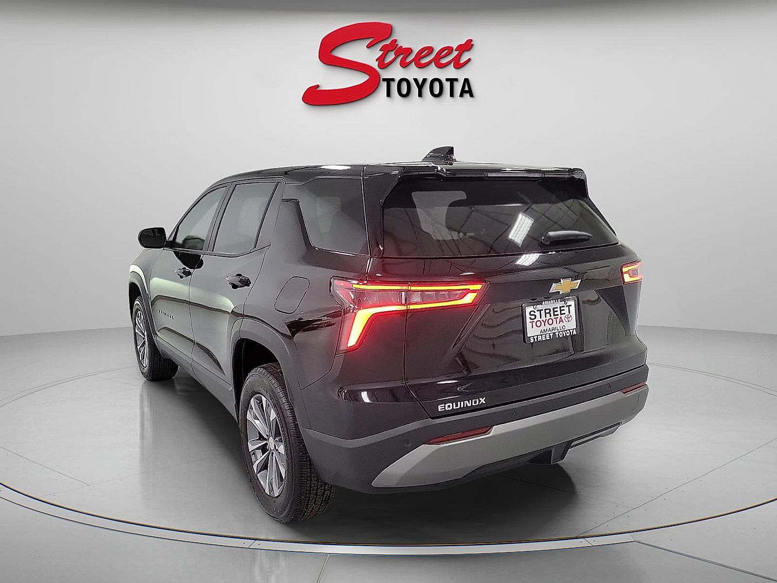 Used 2025 Chevrolet Equinox LT FWD image 2