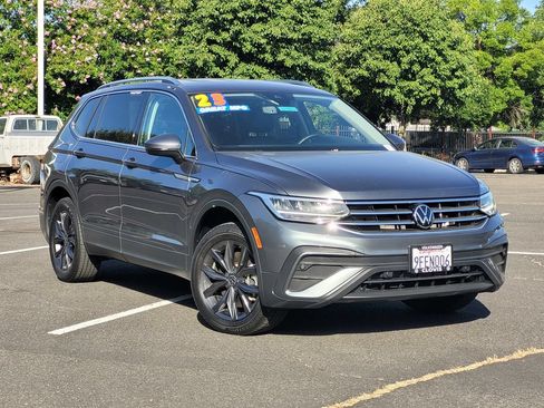 Used 2023 Volkswagen Tiguan SE FWD image 2