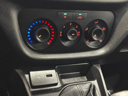 Used 2022 RAM ProMaster City Tradesman FWD image 11