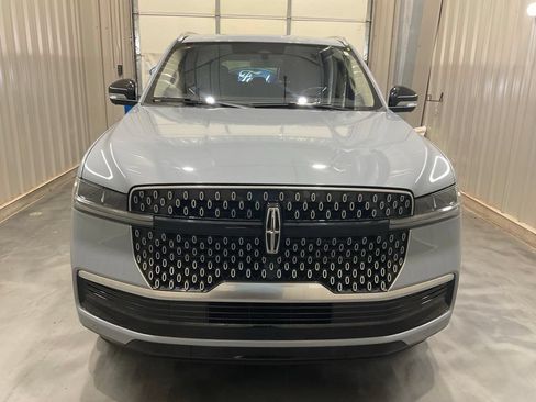 Used 2025 Lincoln Navigator Reserve AWD/4WD image 2